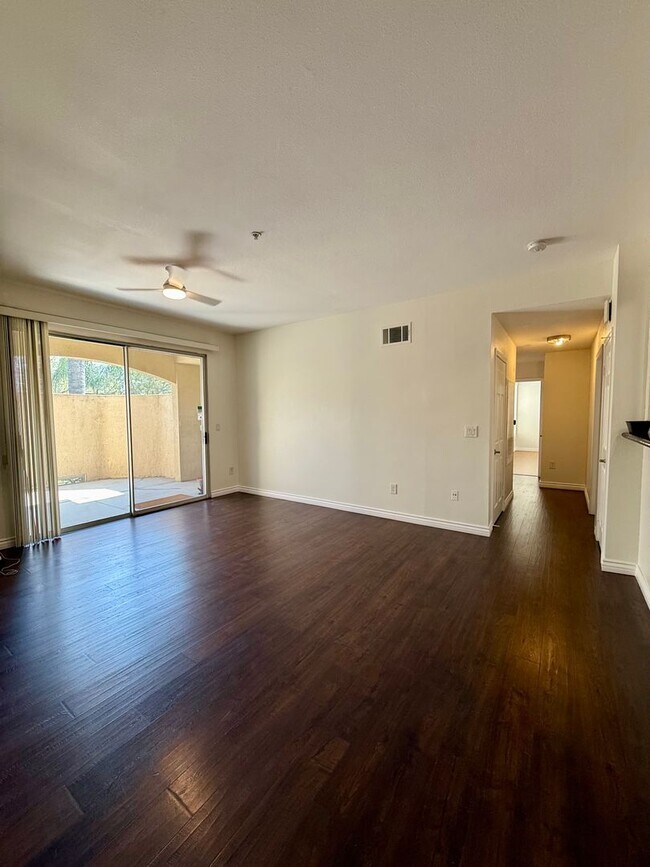 Foto del edificio - 3 Bedroom 2 Bathroom Condo in the Heart of Canyon Crest, Riverside!