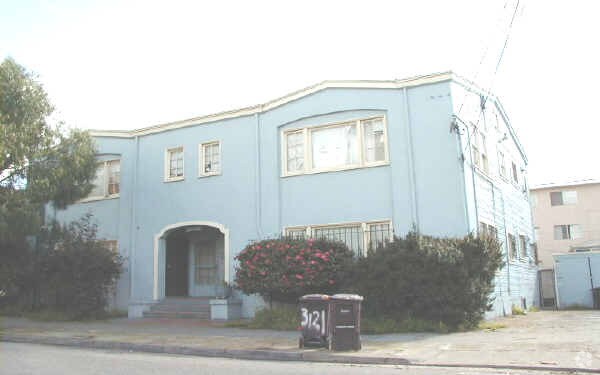 Building Photo - 3115-3121 Davis St