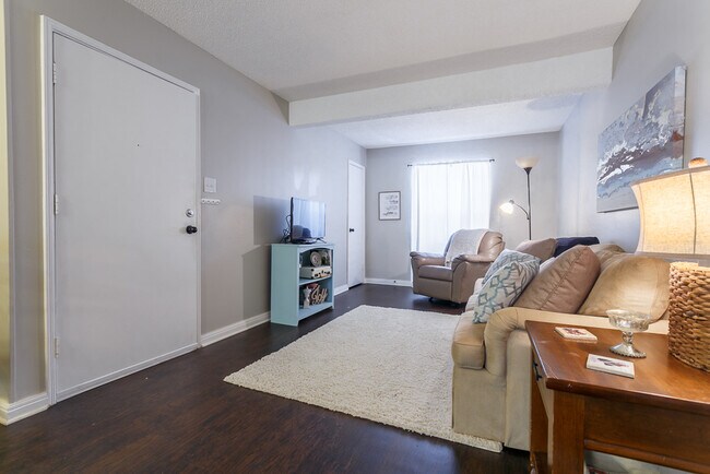 Building Photo - 301 E Reynolds Dr