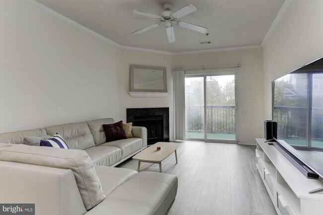 Foto del edificio - 5105 Travis Edward Way