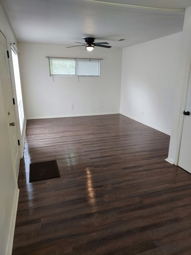Building Photo - Newly remodeled 3/1 walking distance to re...