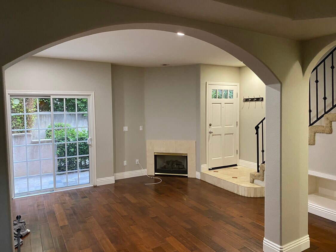 11808 Riverside Dr, Valley Village, CA 91607 Townhome Rentals in