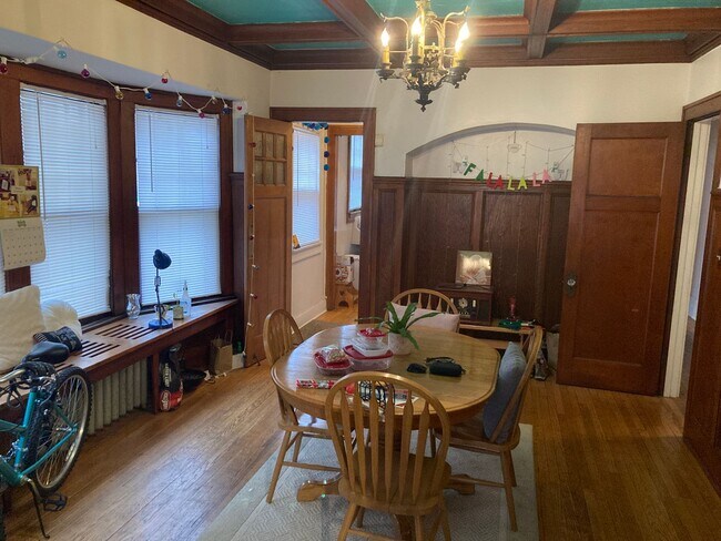 Foto del edificio - 2935 N Downer Ave