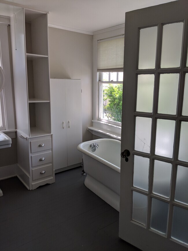 En-suite - 2022 Benjamin St