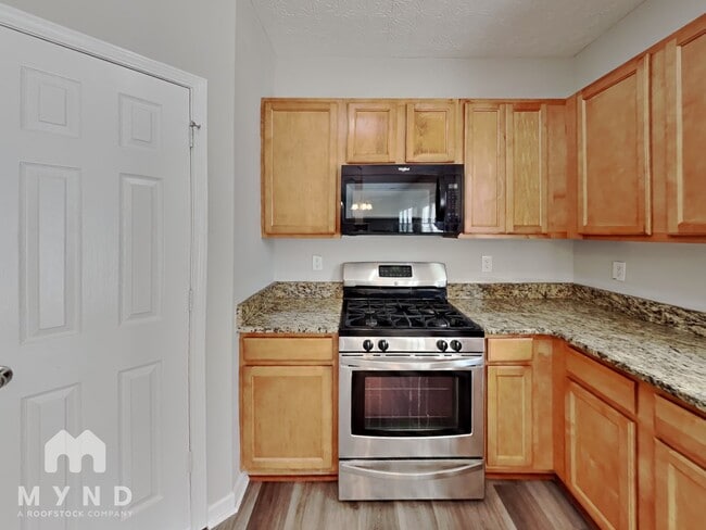 Building Photo - 2250 Village Green Dr