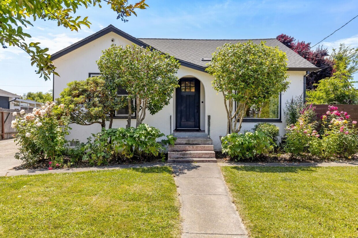 Foto principal - Renovated 2 bdrm 1 bath home w/ air condit...