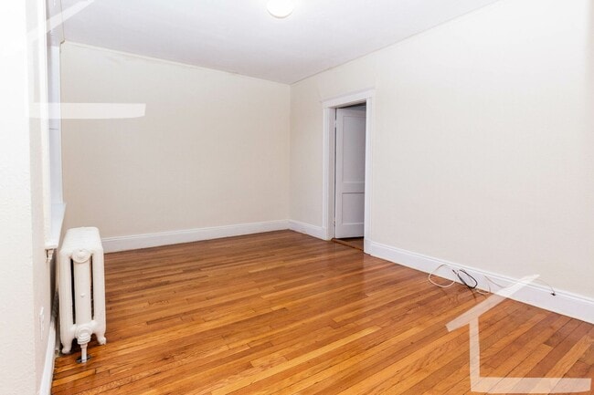 Photo - RENOVATE HUGE ASTUDIO WITH IN UNIT LAUNDRY... House