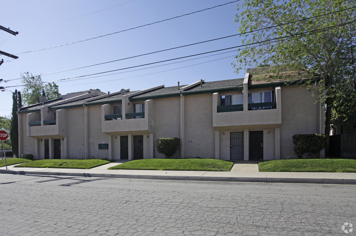 Primary Photo - 958 E Avenue Q12
