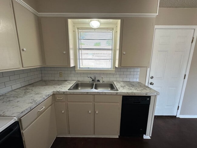 Building Photo - 210 Memory Ln