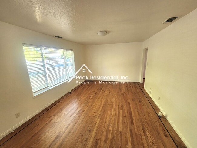 Building Photo - Nicely Updated 3bd/1ba Home with Garage & ...