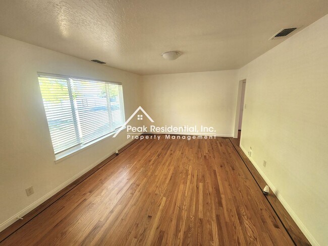 Foto del edificio - Nicely Updated 3bd/1ba Home with Garage & ...