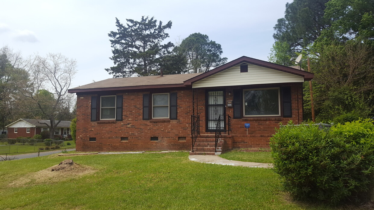 Primary Photo - 3 Bedroom Brick Ranch in NW Charlotte