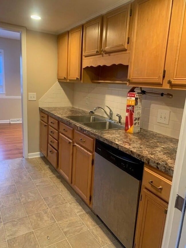 Building Photo - Large 3 Bedroom 2.5 Bath Townhome in Prime Location