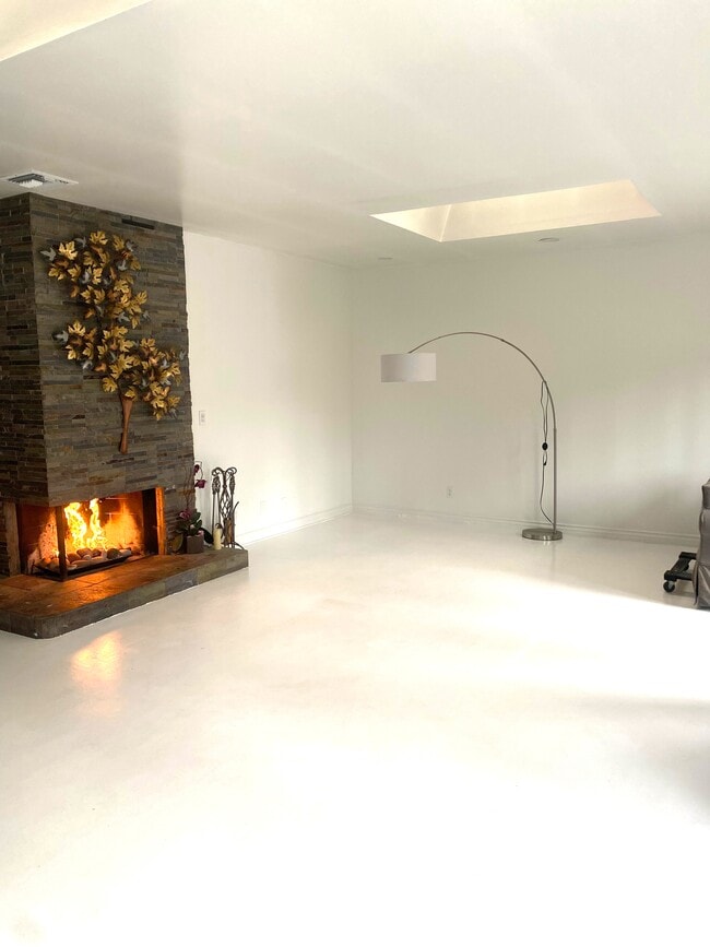 Amplia sala de estar - 227 Bay St