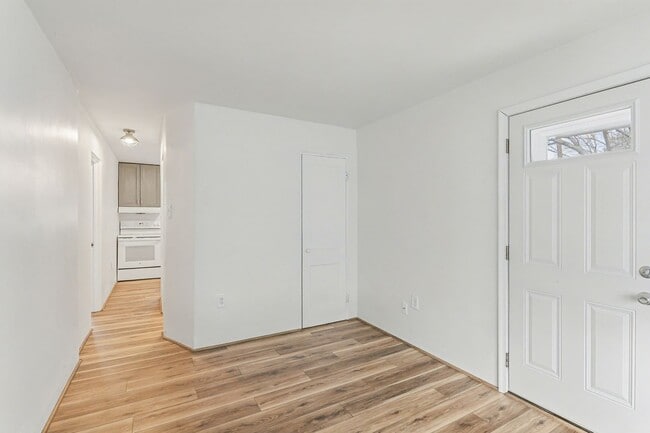 Building Photo - 10 Swan St