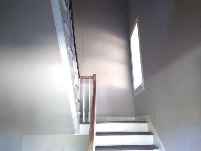 Building Photo - Fully Furnished 2-bed, 1-bath home