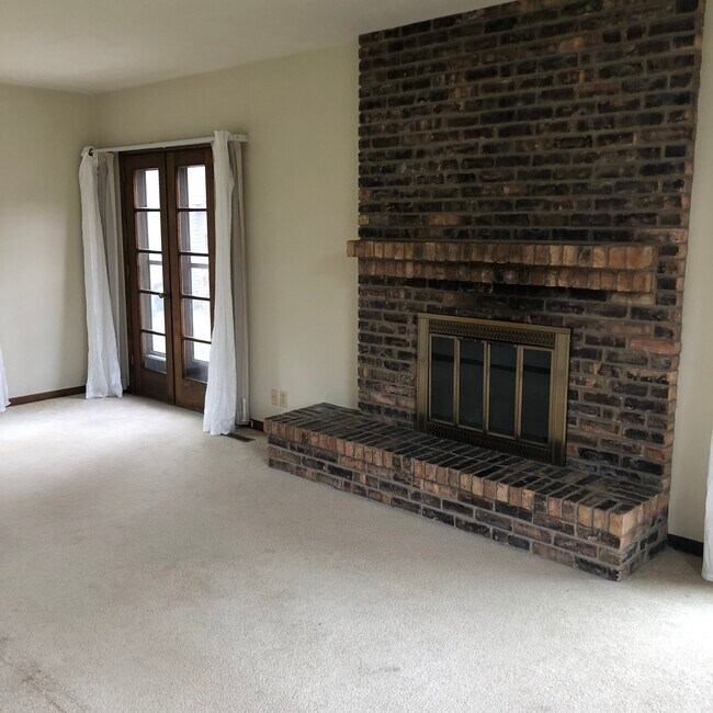 Building Photo - 1709 Country Club Pl