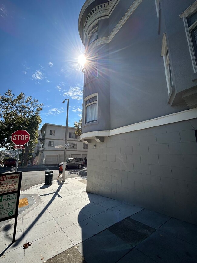 Foto del edificio - Gorgeous Pacific Heights One Bedroom!