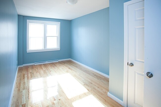 Foto del edificio - 173-1R Rindge Ave