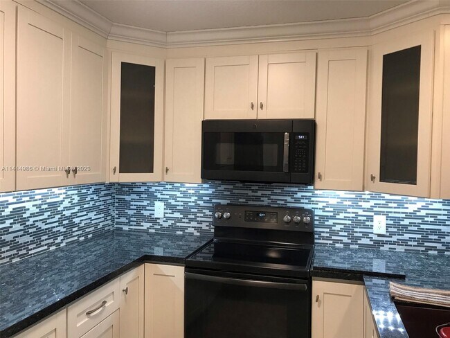 Foto del edificio - 6734 N Pine Island Rd