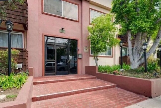 Foto del edificio - 5400 Newcastle Ave