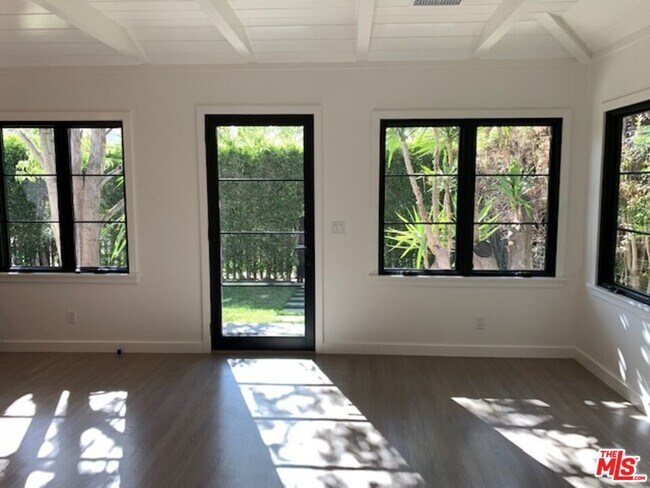 Foto del edificio - 1244 S Sycamore Ave