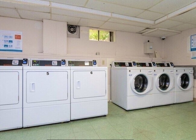 Foto del edificio - 2 Hammond Pond Pky