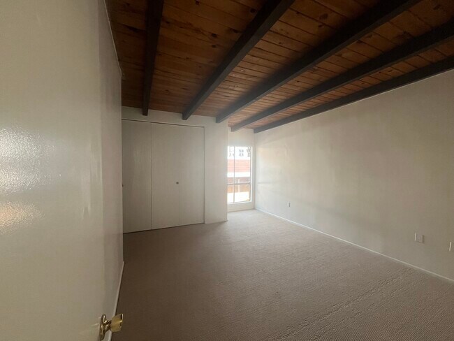 Building Photo - 2105 Carnegie Ln