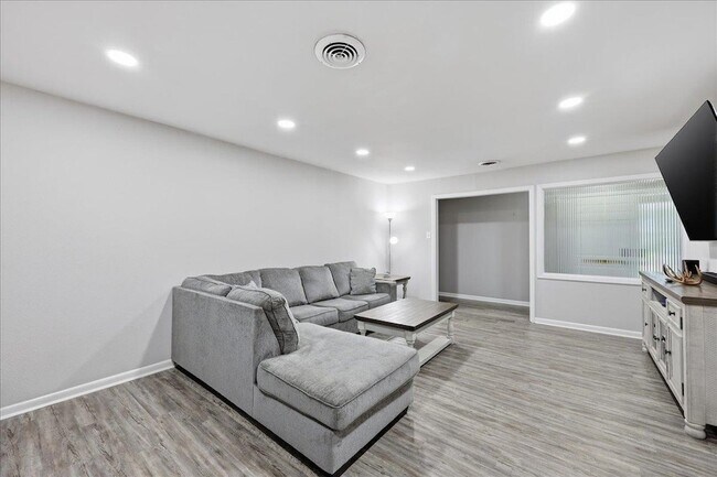 Foto del edificio - 1570 Crawford St