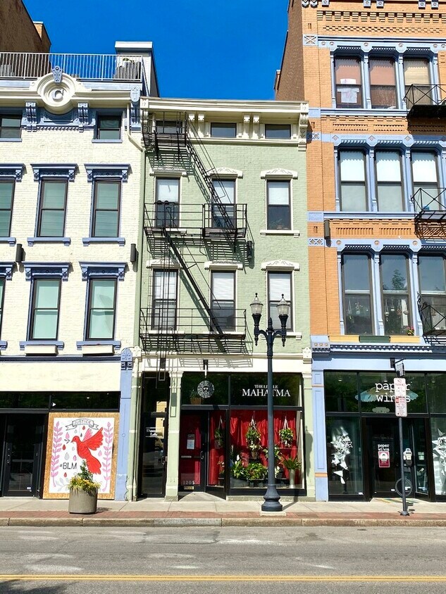 Primary Photo - Large Urban Loft with Included Parking!