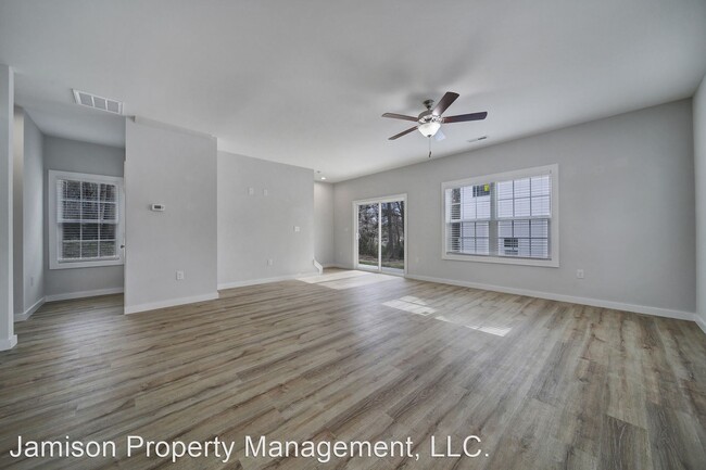 Building Photo - 3 br, 2.5 bath House - 1018 East Dr