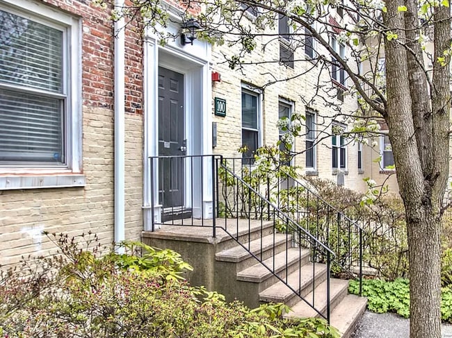 Foto del edificio - 100 Woodside Grn