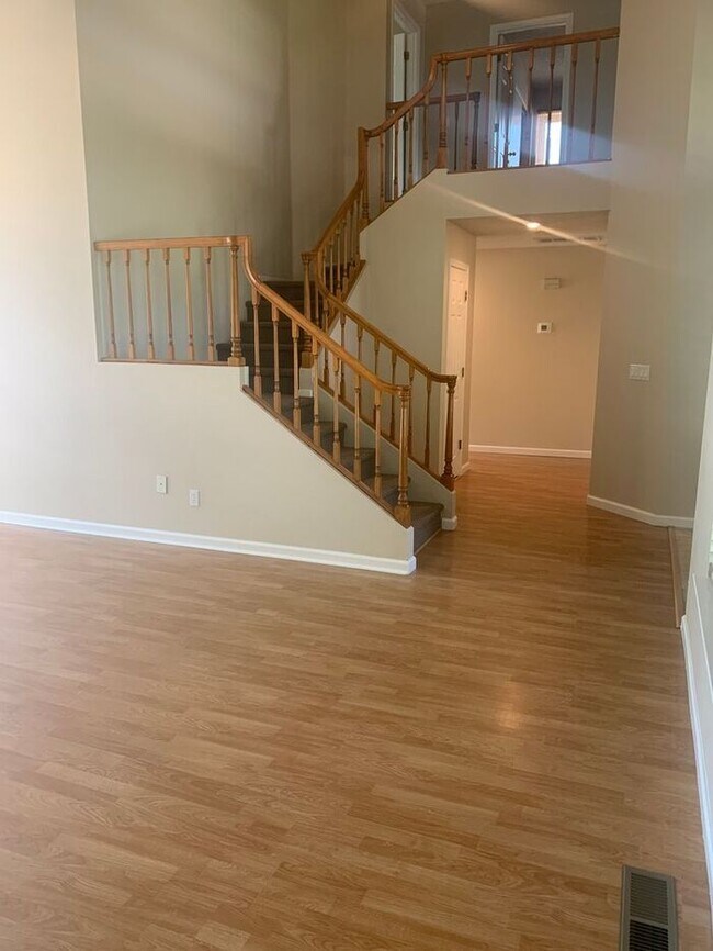 Building Photo - 5456 Santa Rosa Ave