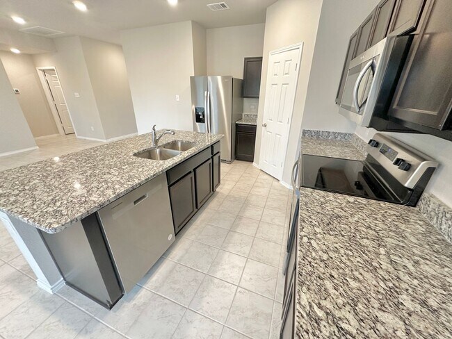 Foto del edificio - AVAILABLE NOW!