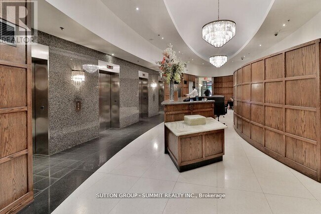 Building Photo - 102 Bloor St W