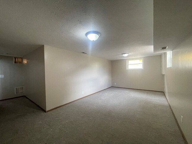 Building Photo - Home in Omaha for rent!