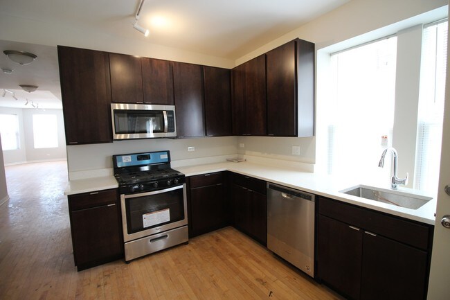 Building Photo - 3644 W Diversey Ave