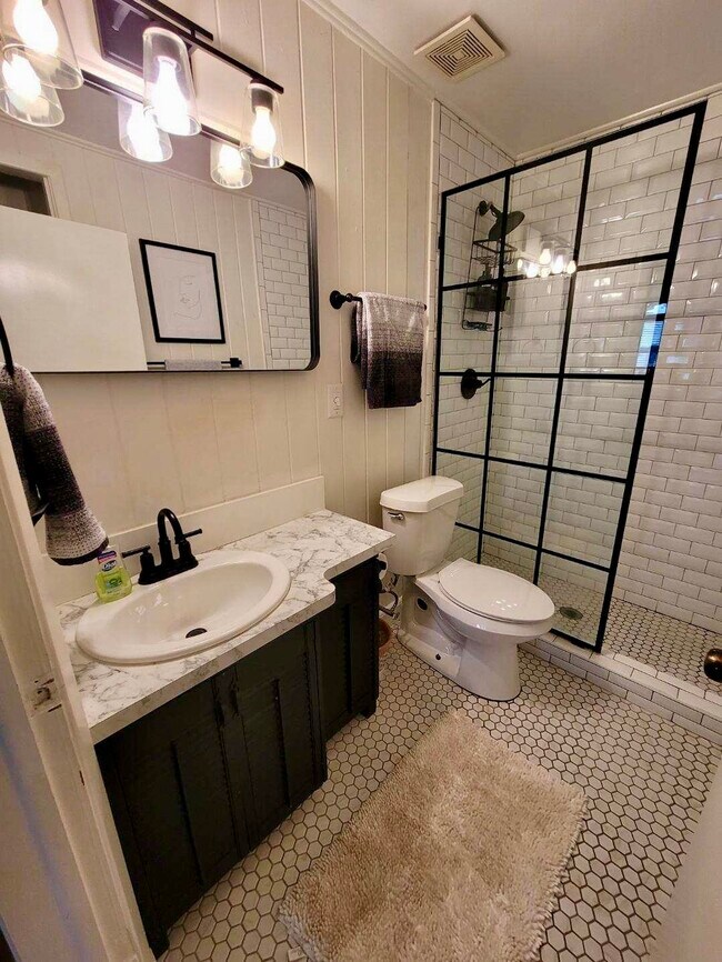 Photo - 3842 Edgewater Dr House