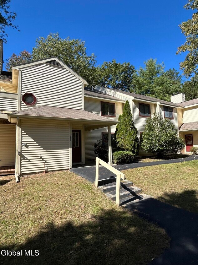 Foto principal - 212 Yorktown Dr