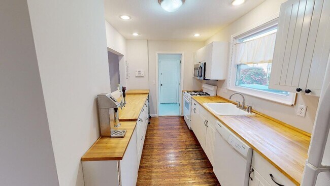 Foto del edificio - Beautiful 3 Bedroom 1.5 Bath available Aug...