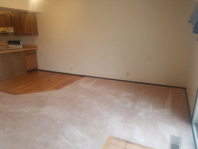 Building Photo - 3 Bed 2.5 bath townhome in Ammon right beh...
