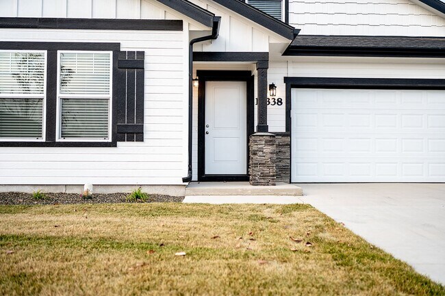 Foto del edificio - 4 bed 2 bath with bonus room