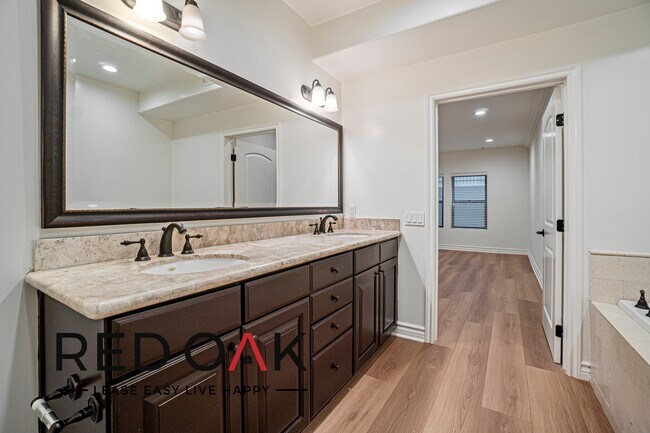 Foto del edificio - Stunning Three Bedroom with Spacious Rooms...
