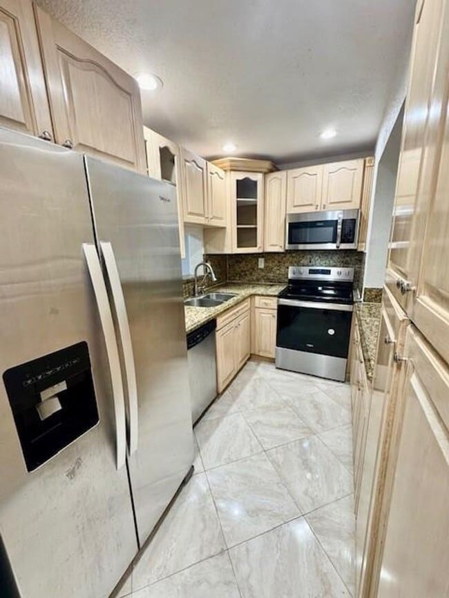 Foto del edificio - 5881 NW 16th Pl