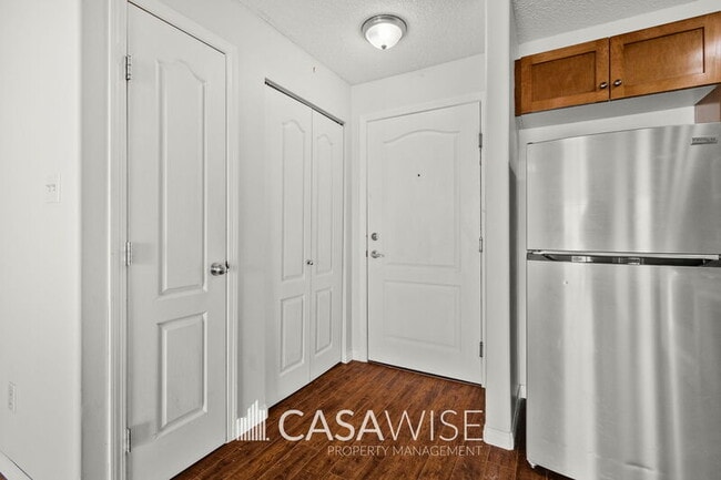 Building Photo - 3425-319 19 St NW