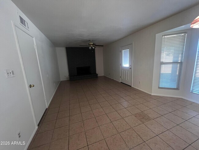 Foto del edificio - 1550 W Knowles Ave