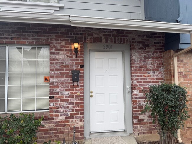 Building Photo - 2 bedroom 1.5 bath 2 story townhome