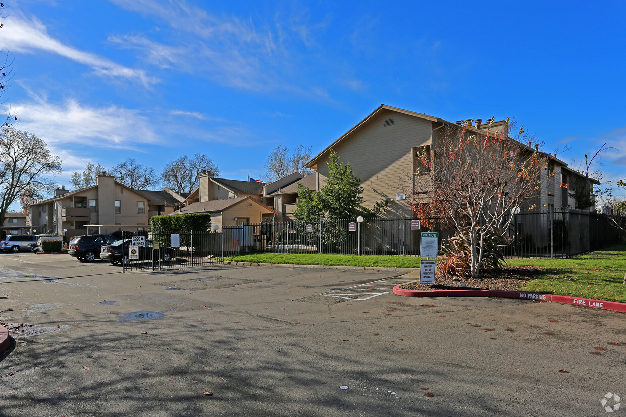 Primary Photo - Autumn Woods Apartments