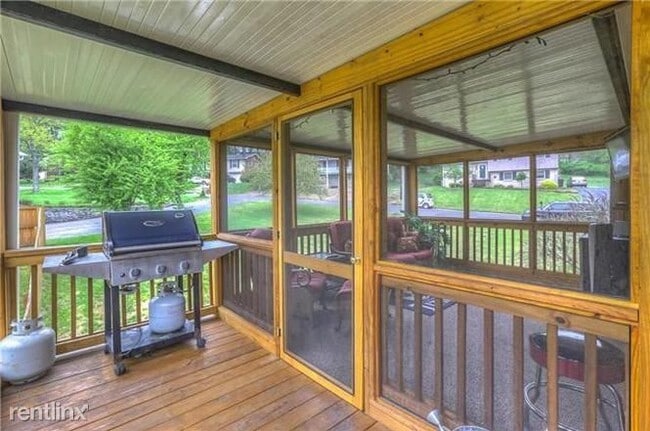 Building Photo - 3 br, 1 bath House - 598 Hill Creek Dr