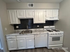 Building Photo - 5501 Carriage Way Dr